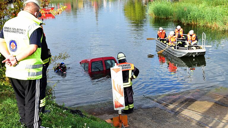 Bei einem Großeinsatz zogen am Samstagvormittag Rettungskräfte ein Auto aus dem Main bei Albertshofen. Die Fahrerin blieb unverletzt.