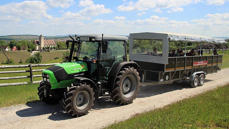 Mit dem Planwagen über Land: Thilo Gutermuth kutschiert in seinem Gespann Gäste aus nah und fern über die Weininsel.