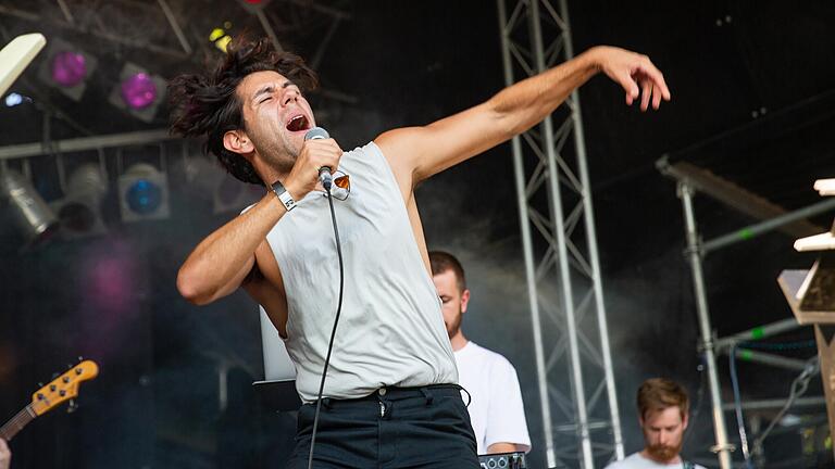 Victor Rodriguez sang mit der Band 'Poly Radiation' am Sonntag auf dem Umsonst &amp; Draußen in Karlstadt. Die Musik lud zwar zum Tanzen ein, doch die Temperaturen hielten viele Besucher davon ab.