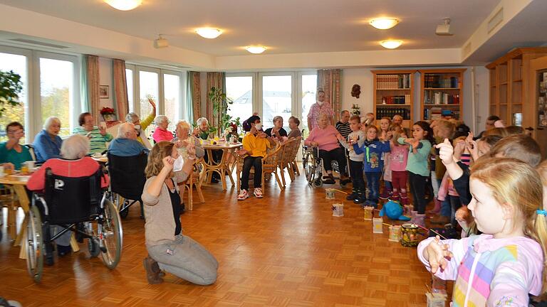 Groß und Klein, Jung und Alt kommen zusammen, um gemeinsam Spaß und Abwechslung zu haben.  Es war für die Bewohnerinnen und Bewohner der Wiesentheider Seniorenresidenz ein sehr schöner Nachmittag, der Besuch der Kindergartenkinder St. Mauritius, anlässlich des St Martins-Festes. Neben der Vorführung des St. Martinspiels wurde zusammen viel gesungen und bei den Bewegungsliedern kräftig mitgemacht.