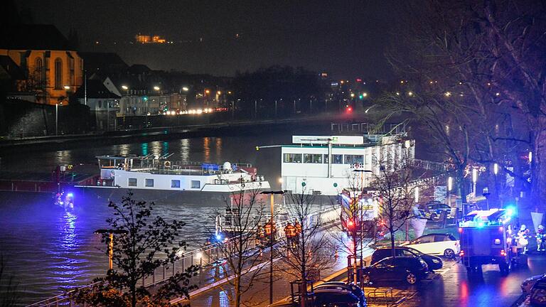 150 Einsatzkräfte konnten verhindern, dass in der Nacht auf Heiligabend ein manövrierunfähiges Güterschiff mit dem schwimmenden Restaurant 'Mainkuh' kollidierte.