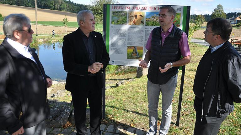 'Wir können stolz sein auf das, was wir hier geschaffen haben', erklärte Ortsvorsteher Alexander Schiefermeyer (Dritter von links) bei der Einweihung. 'Wir können stolz sein auf das, was wir hier geschaffen haben', erklärte Ortsvorsteher Alexander Schiefermeyer (Dritter von links) bei der Einweihung.