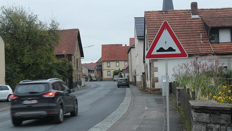 Die marode Ortsdurchfahrt mit der breiten Bundesstraße und den Gehwegen soll ab Mitte 2025 ausgebaut werden. Die marode Ortsdurchfahrt mit der breiten Bundesstraße und den Gehwegen soll ab Mitte 2025 ausgebaut werden.