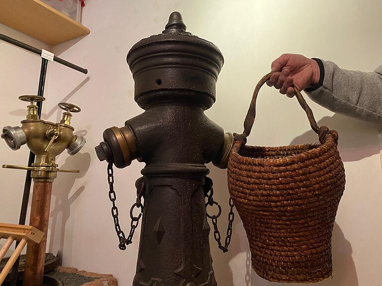 Der dunkle Hydrant stand einst an einer Karlstadter Brauerei. Der rund 400 Jahre alter Löscheimer aus geflochtenen Strohseilen mit einem Ochsenziemer als Griff ist Egerts ältestes Objekt.