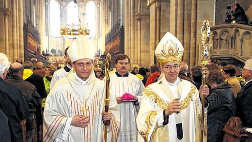 Beim Auszug: Erzbischof Ludwig Schick (rechts) weihte den bisherigen Subregens des Priesterseminars, Herwig Gössl (links), durch Handauflegung und Gebet zum Weihbischof. Im Bild die Beiden nach der Zeremonie beim Auszug aus dem Bamberger Dom, den rund 2000 Gläubige füllten. Beim Auszug: Erzbischof Ludwig Schick (rechts) weihte den bisherigen Subregens des Priesterseminars, Herwig Gössl (links), durch Handauflegung und Gebet zum Weihbischof. Im Bild die Beiden nach der Zeremonie beim Auszug aus dem Bamberger Dom, den rund 2000 Gläubige füllten.