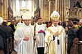 Beim Auszug: Erzbischof Ludwig Schick (rechts) weihte den bisherigen Subregens des Priesterseminars, Herwig Gössl (links), durch Handauflegung und Gebet zum Weihbischof. Im Bild die Beiden nach der Zeremonie beim Auszug aus dem Bamberger Dom, den rund 2000 Gläubige füllten.