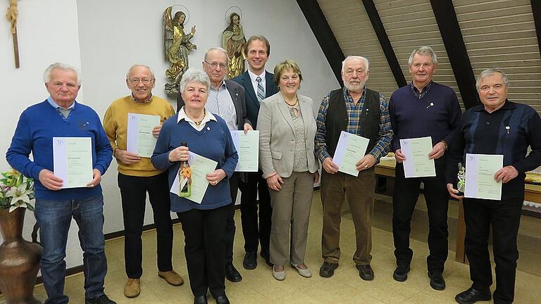 Im Bild von links: Werner Löschengruber (40), Herbert Götz (40), Annemarie Salzer (50), Lutz Gube (40), Vorsitzender Martin Schamberger, Anneliese Hartmann (LVM), Gerhard Hümmler (40), Berthold Zierer (50) und Günter Braun (50). Es fehlten: Harald Aumeier, Heribert Dreßler, Elfriede Klement, Gregor Pfaff, Liselotte Schäfenacker, Kurt Tenschert (jeweils 40 Jahre), Helmut Behr, Karl-Heinz Kramer, Hiltrud Schlereth und Elmar Sternecker (jeweils 50 Jahre).