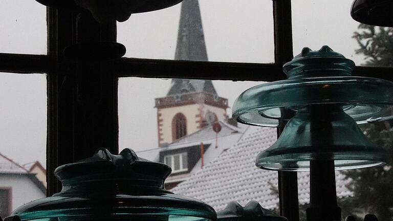 Blick aus dem Trafohäuschen, das vor 100 Jahren erbaut wurde, auf den Kirchturm von St. Michael. Vor 15 Jahren hat der Sendelbacher in dem Türmchen sein Isolatorenmuseum eingerichtet.