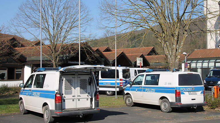 Bundespolizei vor der Scherenberghalle in Gemünden, Einsatz wegen Schwarzarbeit und Verstößen gegen das Aufenthaltsrecht