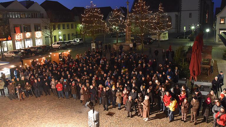 Wirkt fast schon unwirklich im zu Ende gehenden Jahr 2020. Beim Neujahrsempfang der Stadt Haßfurt auf dem Marktplatz standen die Menschen noch dichtgedrängt beieinander, das Coronavirus hatte den Landkreis Haßberge da noch nicht erreicht.&nbsp;