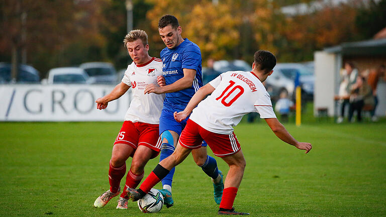 Mit vereinten Kräften das 2:1 gehalten. Wie hier gegen die SG Randersacker, als Philipp Hoos (links) und Philipp Reißmann-Balling (rechts) Florian Keller vom Ball trennten, erkämpften sich die Gelchsheimer auch am Samstag den 2:1-Erfolg.