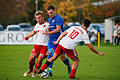 Mit vereinten Kräften das 2:1 gehalten. Wie hier gegen die SG Randersacker, als Philipp Hoos (links) und Philipp Reißmann-Balling (rechts) Florian Keller vom Ball trennten, erkämpften sich die Gelchsheimer auch am Samstag den 2:1-Erfolg.