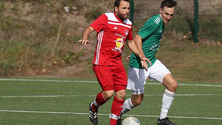 Spielertrainer Christian Brauner (links) von der DJK Altbessingen erlitt beim Auswärtsspiel beim TSV Abtswind II (rechts mit Johannes Knorr) eine schwere Verletzung und musste in eine Klinik gebracht werden.