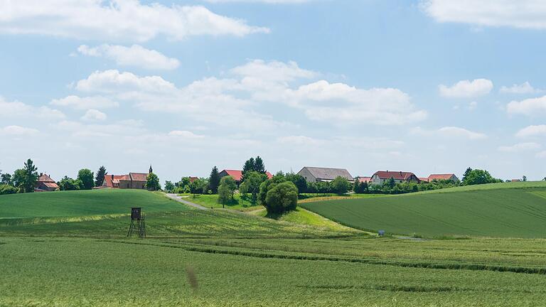 Mit einer idyllischen Lage punktet Rheinfeldshof. Doch genau im Vordergrund direkt neben dem Dorf wird SuedLink ein Materiallager für den Trassenbau installieren.