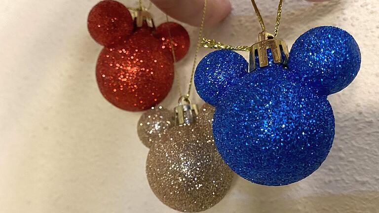 100 Jahre Disney zieht sich durch das ganze Jahr 2023 und so hängt Mickey Mouse heuer sogar am Weihnachtsbaum. 100 Jahre Disney zieht sich durch das ganze Jahr 2023 und so hängt Mickey Mouse heuer sogar am Weihnachtsbaum.