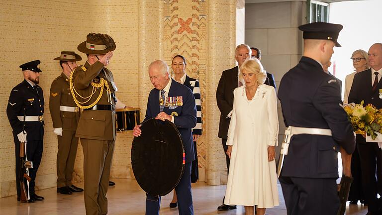 Britisches Königspaar in Australien - Canberra - Charles und Camilla haben ihren Besuch in Canberra mit einer Kranzniederlegung begonnen. Britisches Königspaar in Australien - Canberra - Charles und Camilla haben ihren Besuch in Canberra mit einer Kranzniederlegung begonnen.