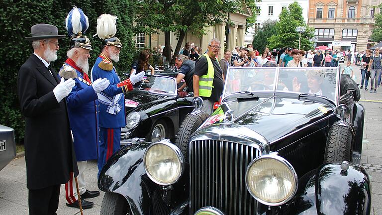 Auch Auftritte abseits vom Rakoczy-Fest wie hier bei der Oldtimer-Rallye 'Franken Classic' gehören für Ludwig Bücher (Dritter von links) und die Historischen dazu. Auch Auftritte abseits vom Rakoczy-Fest wie hier bei der Oldtimer-Rallye 'Franken Classic' gehören für Ludwig Bücher (Dritter von links) und die Historischen dazu.