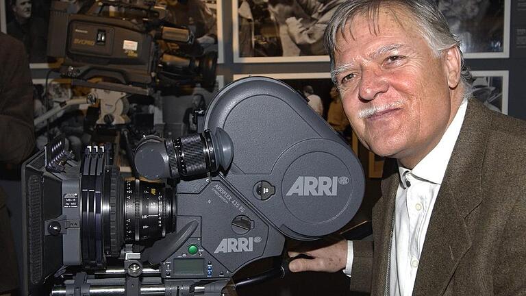 Michael Ballhaus       -  Michael Ballhaus und eine der legendären 35-mm-Arriflex-Kameras.