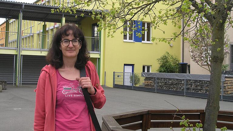 Lehrerin Sabine Huppmann im Pausenhof der Volkacher Grund- und Mittelschule. Die Vorsitzende des BLLV-Kreisverbandes Kitzingen beklagt den Lehrermangel in Bayern.