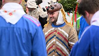 Rhöner Maskenfastnacht       -  Zahlreiche Menschen verfolgen am Sonntag (05.02.23) in Oberelsbach die sogenannte Rhöner Maskenfastnacht. Bei der Maskenfastnacht ziehen die Narren mit handgeschnitzten Masken durch die Straßen des kleinen Ortes im Landkreis Rhön-Grabfeld.