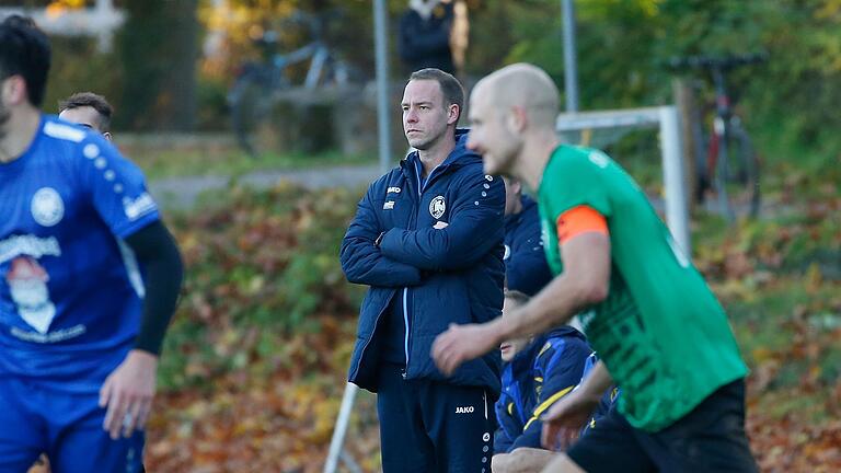 Trainer Gerald Spahmann vom ETSV Würzburg beobachtet das Spielgeschehen.