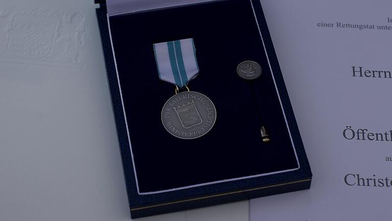 Die Christophorus-Medaille wird Rettern im Freistaat Bayern verliehen, die anderen Menschen in Gefahrensituationen das Leben retten.