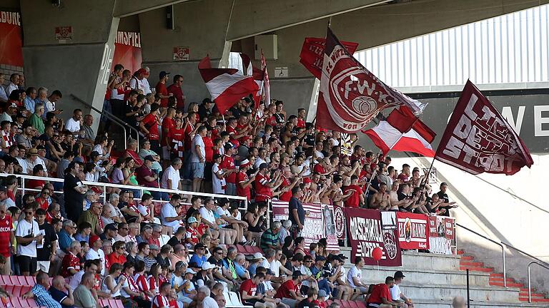 Die Anhänger und Anhängerinnen der Würzburger Kickers im Stadion am Dallenberg. Ob sich weiterhin ein Fanprojekt um sie kümmert, darüber wird der Jugendhilfe-Ausschuss des Stadtrats zu einem späteren Zeitpunkt entscheiden.