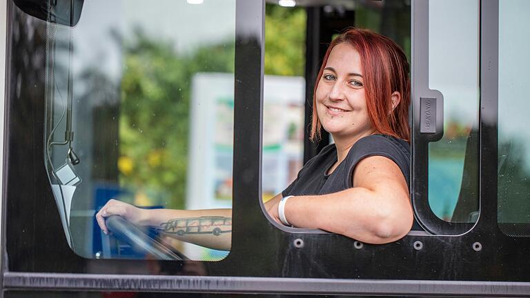 Ein Leben ohne Busfahren ist möglich, aber für Sabrina Altieri sinnlos. Die 30-Jährige fährt ihren Bus 'Giovanni' für ein Unternehmen in Geesdorf. Ein Leben ohne Busfahren ist möglich, aber für Sabrina Altieri sinnlos. Die 30-Jährige fährt ihren Bus 'Giovanni' für ein Unternehmen in Geesdorf.