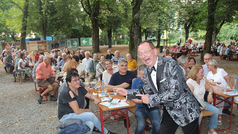 700 Besucherinnen und Besucher waren in Volkach begeistert von Volker Heißmann and Friends.