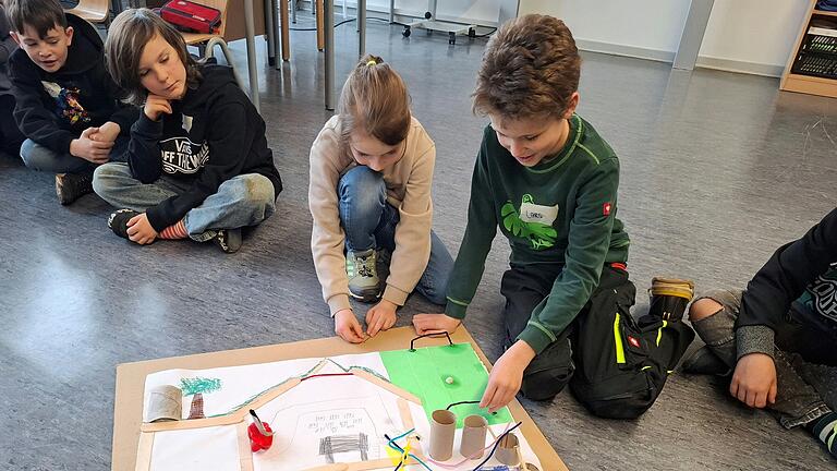 Die Teams stellen ihre Traumschule vor.