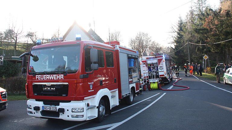 Nach einem Brand in einem Wohnhaus im Weiler Schönbachsmühle in der Gemeinde Ebelsbach (Lkr. Haßberge) haben Einsatzkräfte am Montagnachmittag im Haus die Leiche eines Mannes entdeckt.