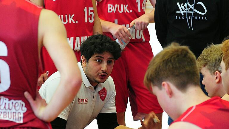 Vor dem Start in die Play-downs hat JBBL-Coach Sepehr Tarrah die sportliche Verantwortung für die NBBL-Mannschaft übernommen. Vor dem Start in die Play-downs hat JBBL-Coach Sepehr Tarrah die sportliche Verantwortung für die NBBL-Mannschaft übernommen.