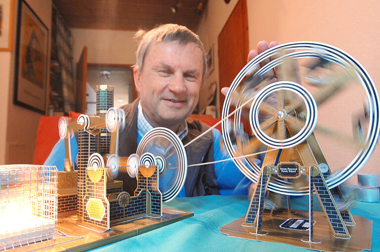Ein Stück Kiliani fürs Wohnzimmer: Klaus Hünig entwickelte auch einen Bausatz für ein Riesenrad, das sich von seiner Dampfmaschine antreiben lässt.