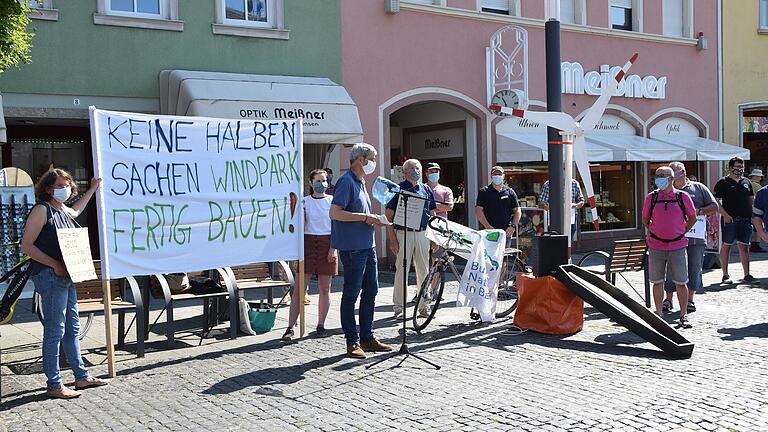 Michael Diestel vom Bauernverband sprach am Samstag bei der Demonstration in Bad Neustadt. Die Teilnehmer setzten sich für die Rettung des geplanten Windparks bei Wargolshausen und Wülfershausen ein.