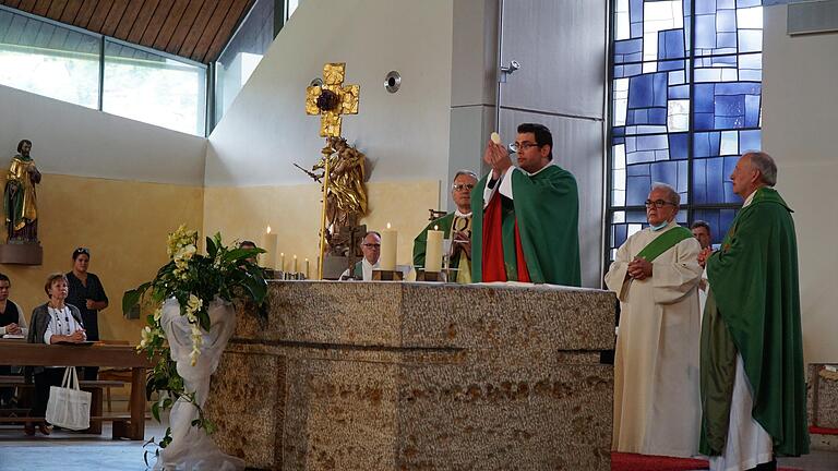 Bei der Wandlung am Altar von links Pfarrer Edward Zarosa, Pfarrer Johannes Werst mit Hostie, Diakon Anton Siegler, Dekan Albin Krämer. Bei der Wandlung am Altar von links Pfarrer Edward Zarosa, Pfarrer Johannes Werst mit Hostie, Diakon Anton Siegler, Dekan Albin Krämer.