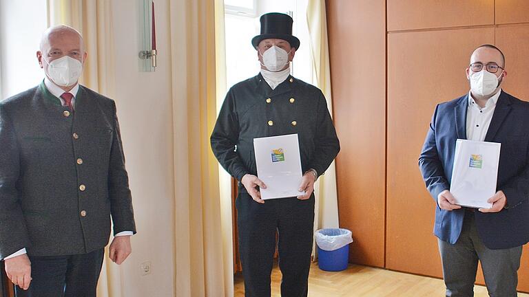 Landrat Thomas Habermann zeichnete Bezirkskaminkehrermeister Michael Hock aus Sondheim/Rhön und Christian Braun von der Firma Hans Geis, GmbH und Co KG, Internationale Spedition Bad Neustadt mit der Klimapakt Urkunde der Bayerischen Staatsregierung aus. Landrat Thomas Habermann zeichnete Bezirkskaminkehrermeister Michael Hock aus Sondheim/Rhön und Christian Braun von der Firma Hans Geis, GmbH und Co KG, Internationale Spedition Bad Neustadt mit der Klimapakt Urkunde der Bayerischen Staatsregierung aus.