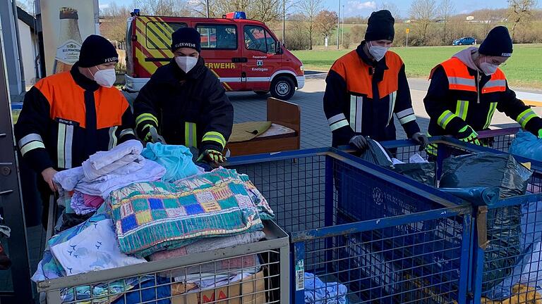 Die Feuerwehr sortierte Bettwäsche und Kissen für die Geflüchteten. Die Feuerwehr sortierte Bettwäsche und Kissen für die Geflüchteten.