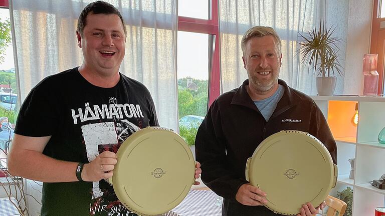 Stammkunden der Pizzeria 'La Margherita' in Maidbronn: Tobias Hörrmann (links) und Stefan Baumeister (rechts) freuen sich über die frisch eingetroffenen Pizzaboxen. Stammkunden der Pizzeria 'La Margherita' in Maidbronn: Tobias Hörrmann (links) und Stefan Baumeister (rechts) freuen sich über die frisch eingetroffenen Pizzaboxen.