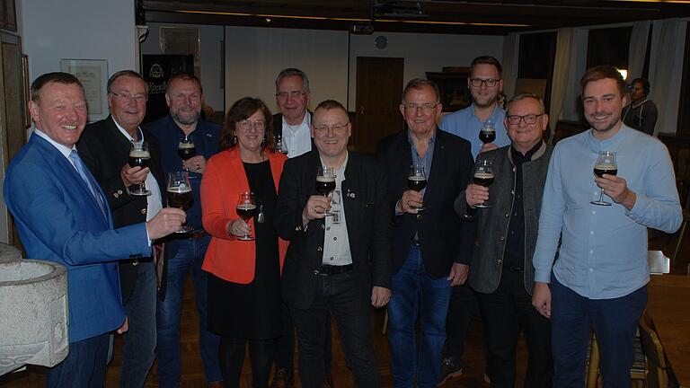 Die Winterweiße der Kauzen schmeckte (von links): Bürgermeister Peter Juks, Brauereichef Karl-Heinz Pritzl, Landrat Thomas Eberth, Bezirksrätin Rosa Behon Bundestagsabgeordneter Paul Lehrieder, Braumeister und Whiskyspezialist Otto Resch, Bezirkstagspräsident Erwin Dotzel, Braumeister Marcus Lifferth, Landtagsabgeordneter Manfred Ländner und Braumeister und Juniorchef Jacob Pritzl.