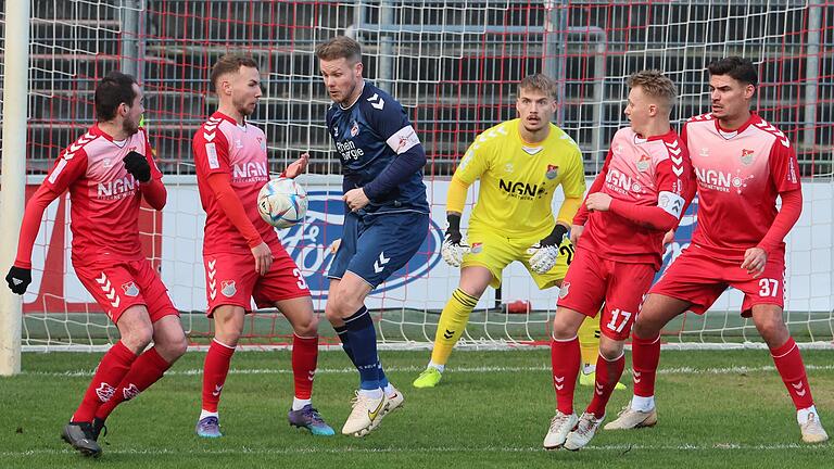 Fünf Aubstädter (von links Marcel Volkmuth, Leon Heinze, Lukas Wenzel, Jens Trunk und Christopher Bieber) gegen einen Kölner, FC-II-Kapitän Lukas Nottbeck. Fünf Aubstädter (von links Marcel Volkmuth, Leon Heinze, Lukas Wenzel, Jens Trunk und Christopher Bieber) gegen einen Kölner, FC-II-Kapitän Lukas Nottbeck.