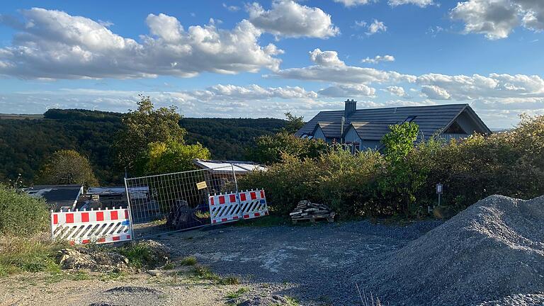 Die Zufahrt ist von Schotterhaufen und Bauzäunen versperrt. Dahinter steht bereits eine kleine Blockhütte. Die Zufahrt ist von Schotterhaufen und Bauzäunen versperrt. Dahinter steht bereits eine kleine Blockhütte.