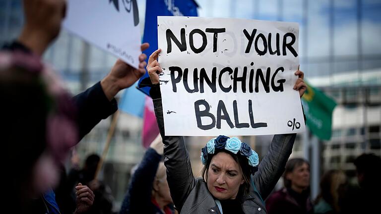 Proteste gegen sexuelle Gewalt in Paris       -  In Frankreich hat der Prozess um den jahrelangen sexuellen Missbrauch einer von ihrem Ehemann betäubten Frau durch Dutzende fremde Männer eine breite öffentliche Debatte über Gewalt gegen Frauen ausgelöst. (Archivfoto)