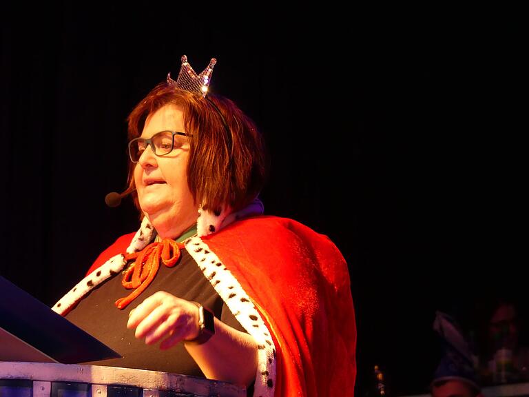 Mit Krone und Umhang, aber ohne echten Spaß am 'Sport im Alter': Barbara 'Bärbel' Bayer, die Königin in der Schwebheimer Bütt. Mit Krone und Umhang, aber ohne echten Spaß am 'Sport im Alter': Barbara 'Bärbel' Bayer, die Königin in der Schwebheimer Bütt.