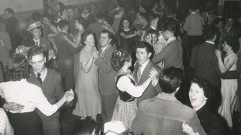 Damals wurde noch im Tanzsaal, hier im Gasthaus zum schwarzen Roß, geraucht. Und die Männer kamen in Sakko und Krawatte. Damals wurde noch im Tanzsaal, hier im Gasthaus zum schwarzen Roß, geraucht. Und die Männer kamen in Sakko und Krawatte.