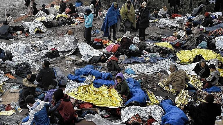 GREECE-EUROPE-MIGRANTS - Auf der Flucht: Die erwarteten Militäroffensiven in Syrien könnten weitere Hundertausende Menschen zwingen, das Land zu verlassen Das Bild zeigt syrische Flüchtlinge, die am Montag auf der griechischen Insel Lesbos gestrandet sind. GREECE-EUROPE-MIGRANTS - Auf der Flucht: Die erwarteten Militäroffensiven in Syrien könnten weitere Hundertausende Menschen zwingen, das Land zu verlassen Das Bild zeigt syrische Flüchtlinge, die am Montag auf der griechischen Insel Lesbos gestrandet sind.