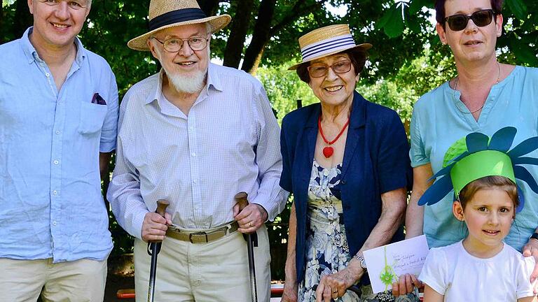 Spende finanziert Tische und Bänke - Anlässlich der Feier zur Diamantenen Hochzeit sammelten Hildegard und Friedrich Röll für den Frankenwinheimer Kindergarten. Damit drücken die beiden Würzburger ihre Verbundenheit zum Geburtsort von Heimatdichter Friedrich Röll aus. Frankenwinheims jüdischer Ehrenbürger Werner Gottlieb hat den Betrag auf 1120 Euro aufgestockt. Das Bild zeigt (von links) den Vorsitzenden Franz-Josef Jörg, Friedrich und Hildegard Röll sowie die Leiterin des Kindergartens, Elke Krämer. Mit der erfreulichen Geldspende möchte der Frankenwinheimer Kindergarten in nächster Zeit Gartenbänke und Tische für die Dachterrasse anschaffen. Spende finanziert Tische und Bänke - Anlässlich der Feier zur Diamantenen Hochzeit sammelten Hildegard und Friedrich Röll für den Frankenwinheimer Kindergarten. Damit drücken die beiden Würzburger ihre Verbundenheit zum Geburtsort von Heimatdichter Friedrich Röll aus. Frankenwinheims jüdischer Ehrenbürger Werner Gottlieb hat den Betrag auf 1120 Euro aufgestockt. Das Bild zeigt (von links) den Vorsitzenden Franz-Josef Jörg, Friedrich und Hildegard Röll sowie die Leiterin des Kindergartens, Elke Krämer. Mit der erfreulichen Geldspende möchte der Frankenwinheimer Kindergarten in nächster Zeit Gartenbänke und Tische für die Dachterrasse anschaffen.