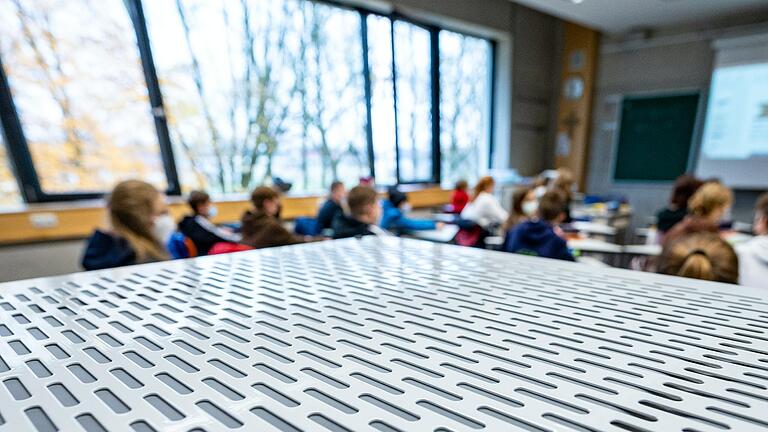 Der Stadtrat hat entschieden: Mobile und dezentrale Luftfilter sollen in den Schulen und Kindergärten Karlstadts eingebaut werden. (Symbolbild) Der Stadtrat hat entschieden: Mobile und dezentrale Luftfilter sollen in den Schulen und Kindergärten Karlstadts eingebaut werden. (Symbolbild) 
