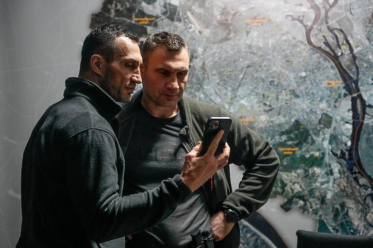 Wer hätte das 2011 ahnen können, als der Film 'Klitschko' herauskam. Dass 2022 Wladimir Klitschko (links) und sein Bruder Vitali, Bürgermeister von Kiew, der russischen Armee gegenüberstehen.