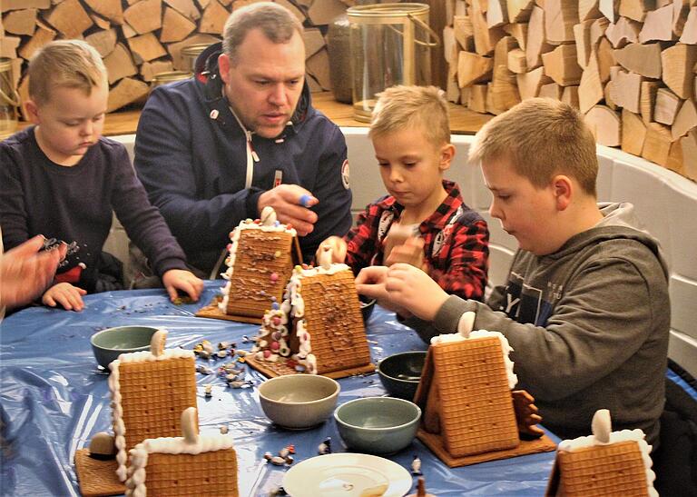 Bei der Kinderweihnacht in Prichsenstadt können Kinder auch Lebkuchenhäuser verzieren. Bei der Kinderweihnacht in Prichsenstadt können Kinder auch Lebkuchenhäuser verzieren.
