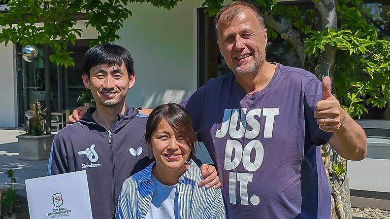 Ein Papier macht diese drei glücklich: Jin Ueda (links, Mitte seine Frau Mizato) hat seinen Vertrag beim TSV Bad Königshofen um ein Jahr verlängert. Sehr zufrieden schaut auch der Geschäftsführer Matthias Braun drein. Ein Papier macht diese drei glücklich: Jin Ueda (links, Mitte seine Frau Mizato) hat seinen Vertrag beim TSV Bad Königshofen um ein Jahr verlängert. Sehr zufrieden schaut auch der Geschäftsführer Matthias Braun drein.
